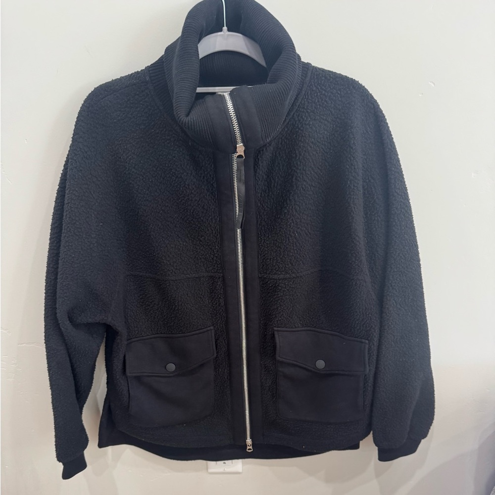 Cute black Varley fleece jacket size x-small! Good condition and comfy:)